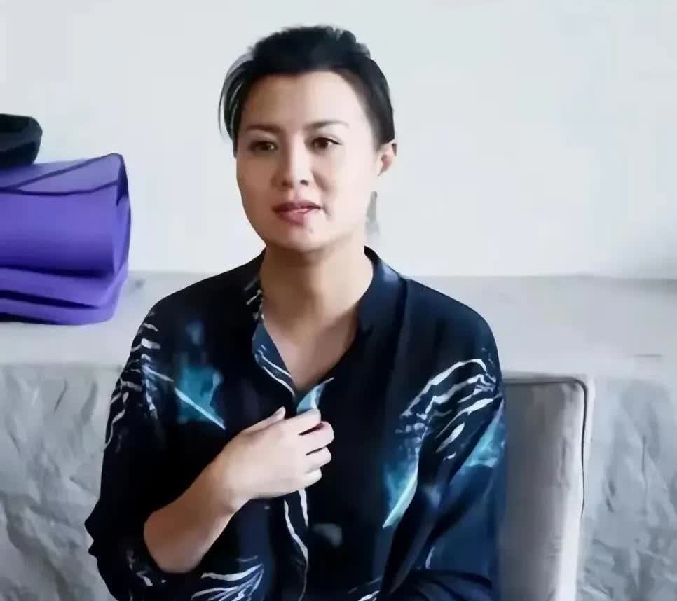 她是标准的鹅蛋脸，大眼睛，三十多年前红得发紫，嫁人之后就慢慢淡出荧屏，太可惜啦。