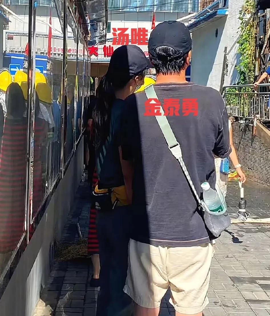 近日，有网友爆料称自己邻居家着火后，自己出门查看时，居然在门口遇到了汤唯和金泰勇