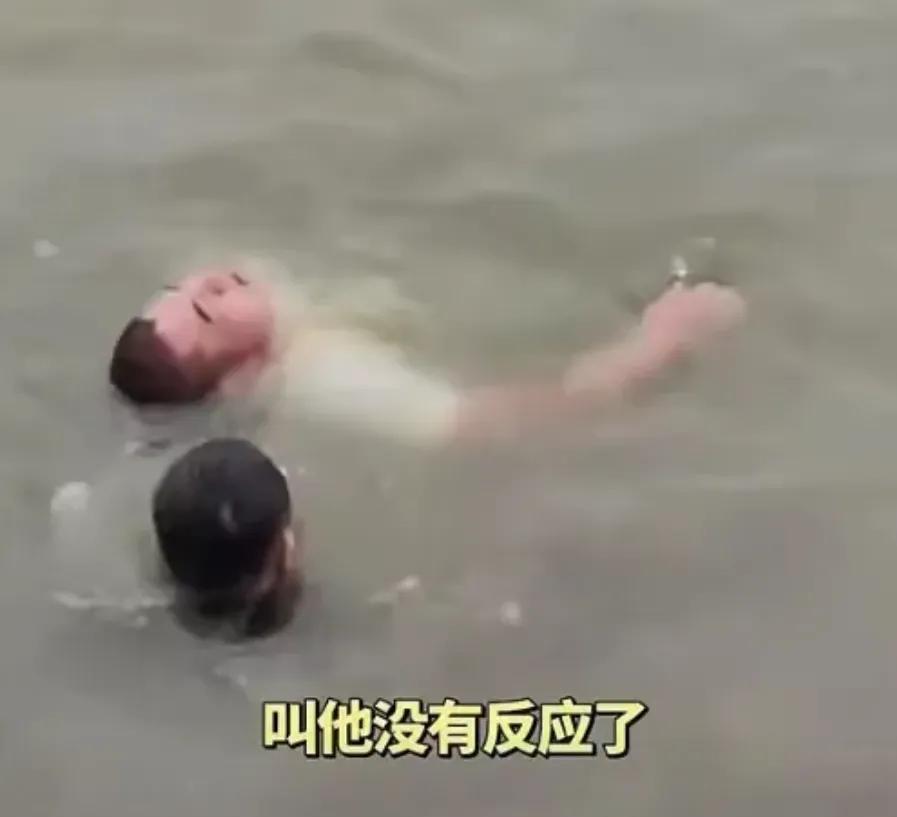 张伟连救五人！
得到老家地方领导的表彰和奖金，他受到领导怎么的待遇都不为过，他配
