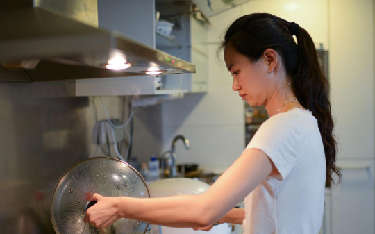 除夕夜，丈夫给小青梅百万压岁钱，而我只收到一桌子食材料理