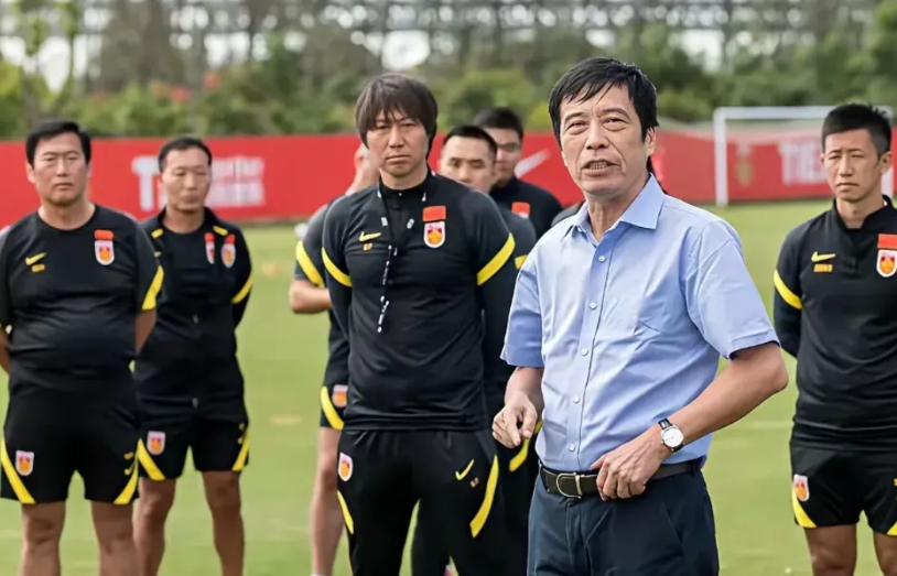 现在知道了李铁当了国家队主教练后为什么会那么贪，因为他刚正式踏足足球界，面临的就