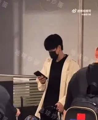 根本藏不住！孙颖莎、王楚钦机场玩手机

哈哈哈，被大头笑晕了。

大头站