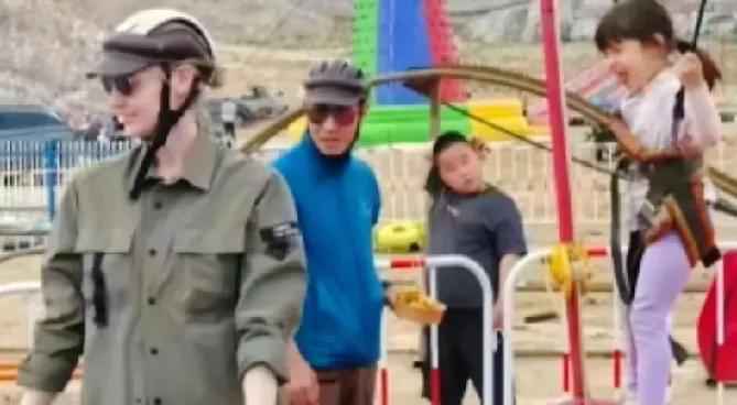 五一小长假撒贝宁被网友偶遇他和李白带着龙凤胎儿女外出骑行旅游，夫妻俩一人骑着一辆