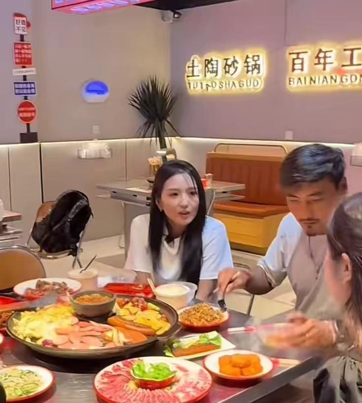 昨天贵阳网友偶遇何洁夫妇在餐厅录制美食节目，现场食品飘香，何洁戴的小麦克风还别着