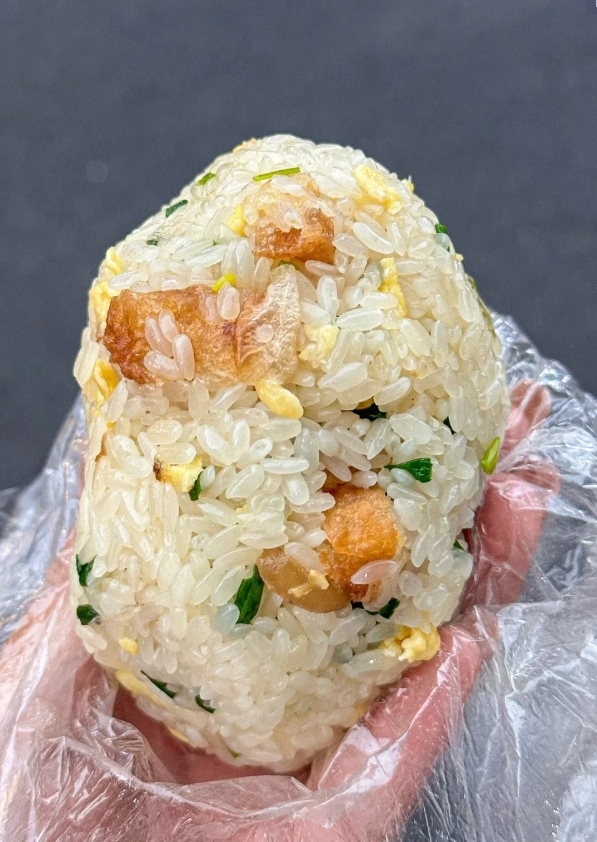 温州的朋友们这个美食叫啥？？真好吃！！！
不一样的糯米饭！捏吧捏吧吃好香～