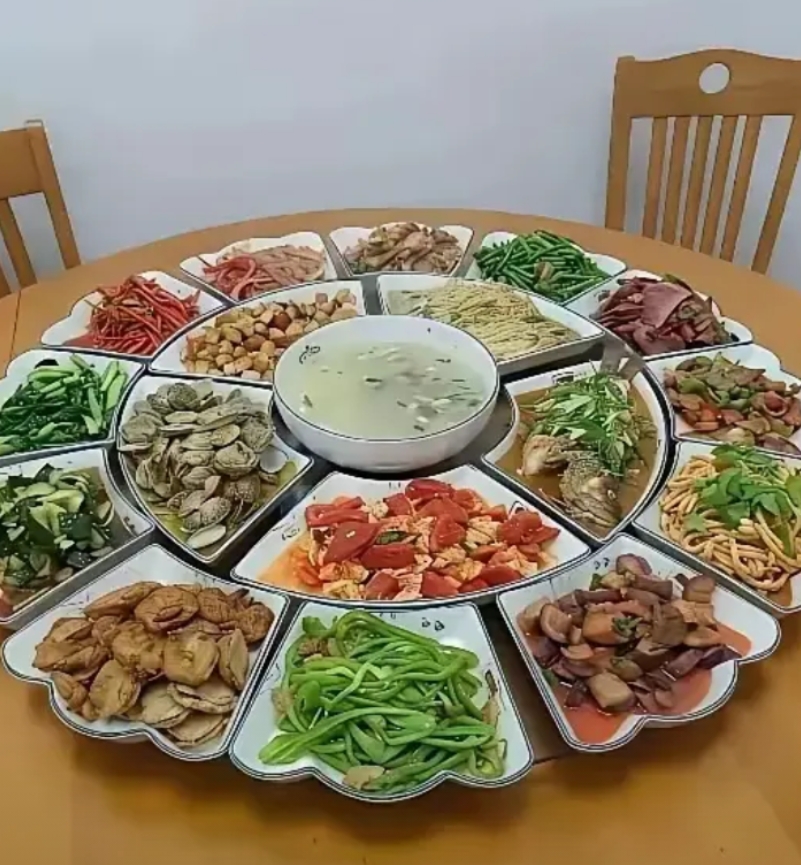这桌菜价值450元，用来招待远方尊贵的客人，你们觉得够格吗？是不是有点寒碜！