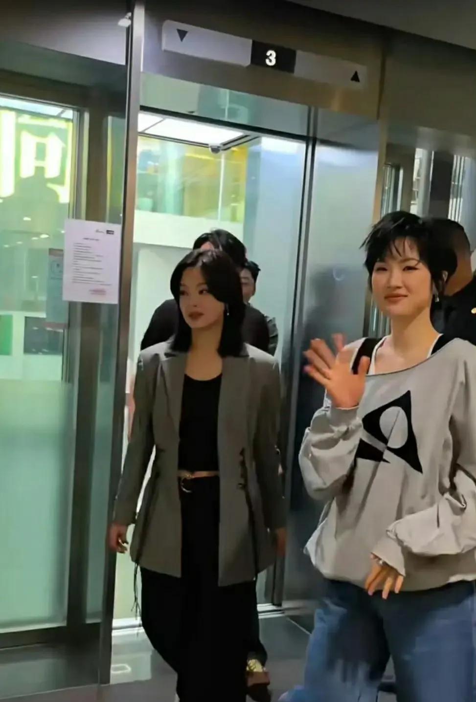 华为二公主姚安娜，真的不需要用钱来彰显自己，看她和辛芷蕾出席活动，衣服裤子的钱，