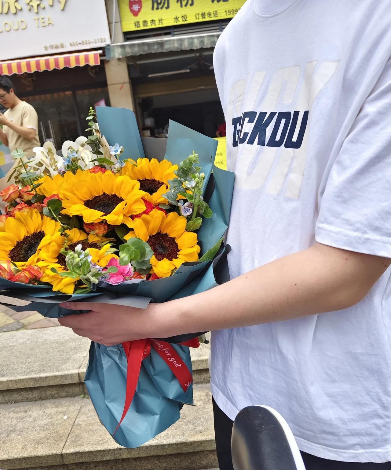 2025年6月7日，11点30分。第一场语文高考结束。
刚刚，我问了第一个走出考