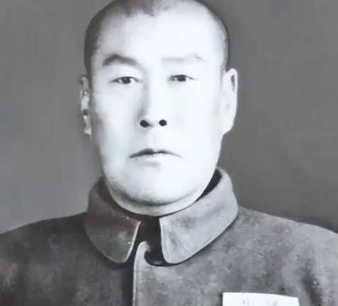 1938年，一游击队长妻女被日寇抓走，他索性绑了敌人的妻子准备换人，游击队长觉得