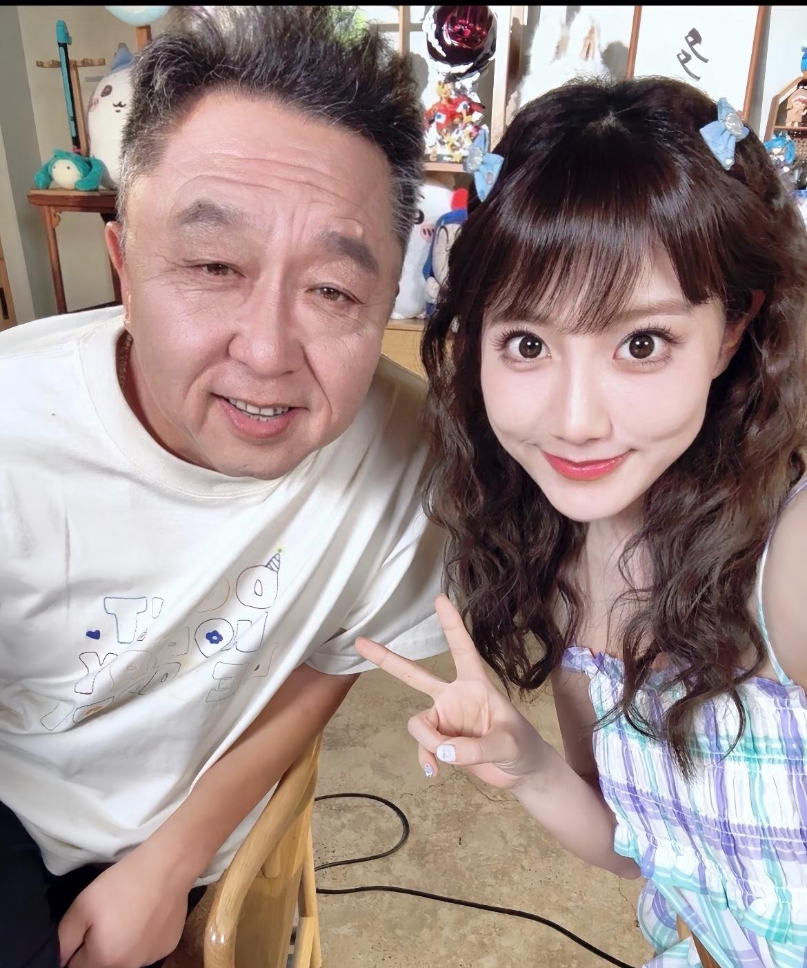 8月1日李艺彤在B站播客节目《多新鲜呐》中与于谦同框，两人跨次元互动引发热议。照