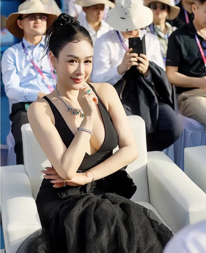 要我说，现在压力大的人应该就是钟丽缇了吧。
不是因为她与老公的感情不合，
也不是
