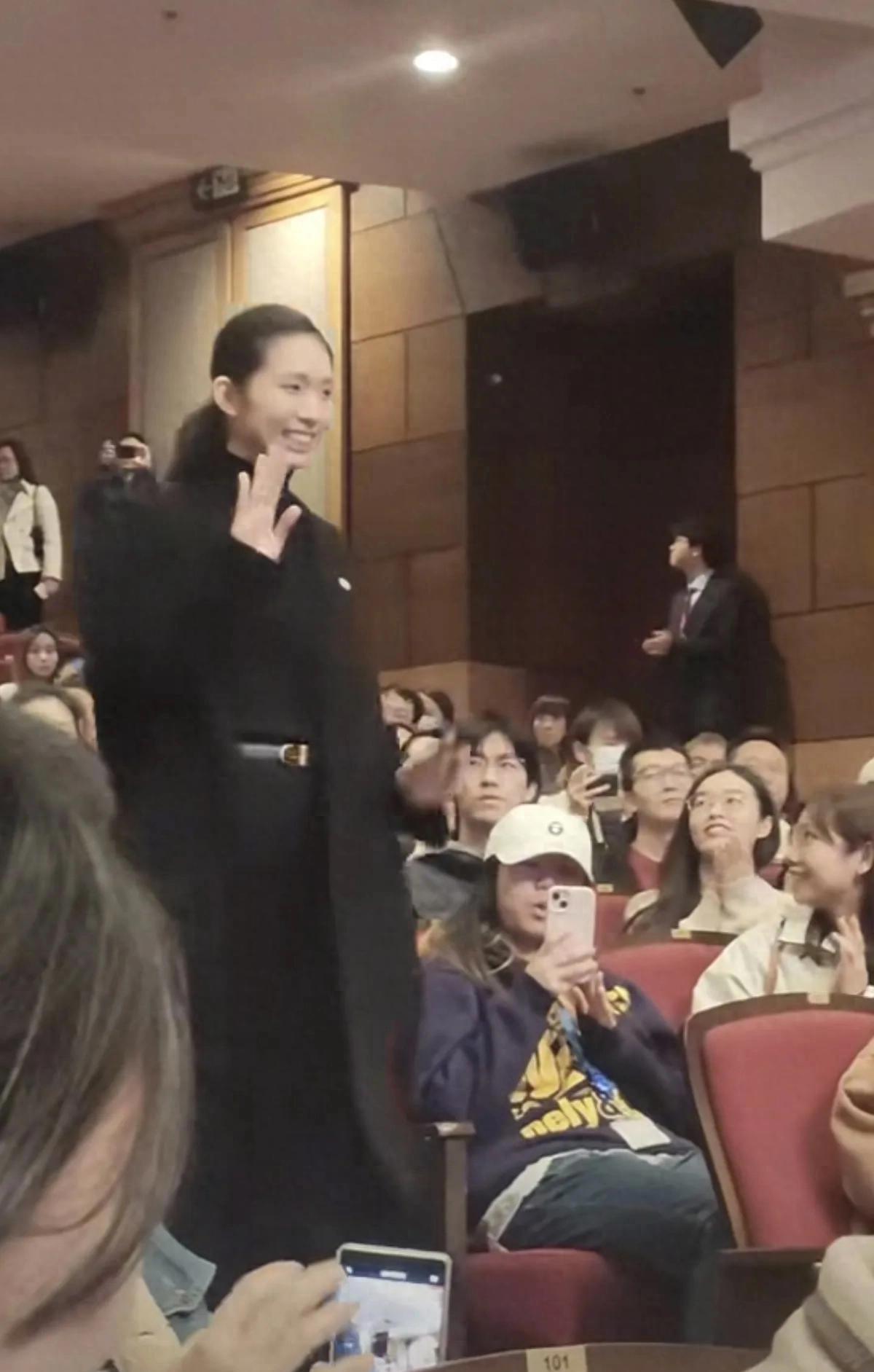 江旻憓香港理工大学全英文演讲，高挑优雅尽显学霸风采
江旻憓，这位在体育与学术领域