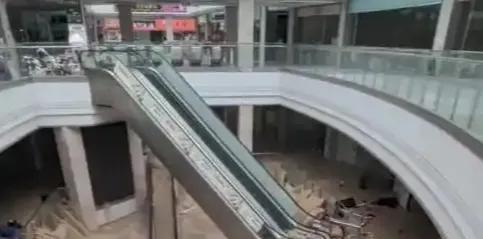 我国贵州榕江这次大洪水让县城里开店的老板赔惨了，
因为洪水把街道上一层二层的许多