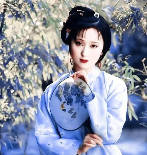 当时导演挑人挑了好久，好多人演得再像，也缺了点啥。陈晓旭那时候还没名气，自己写信