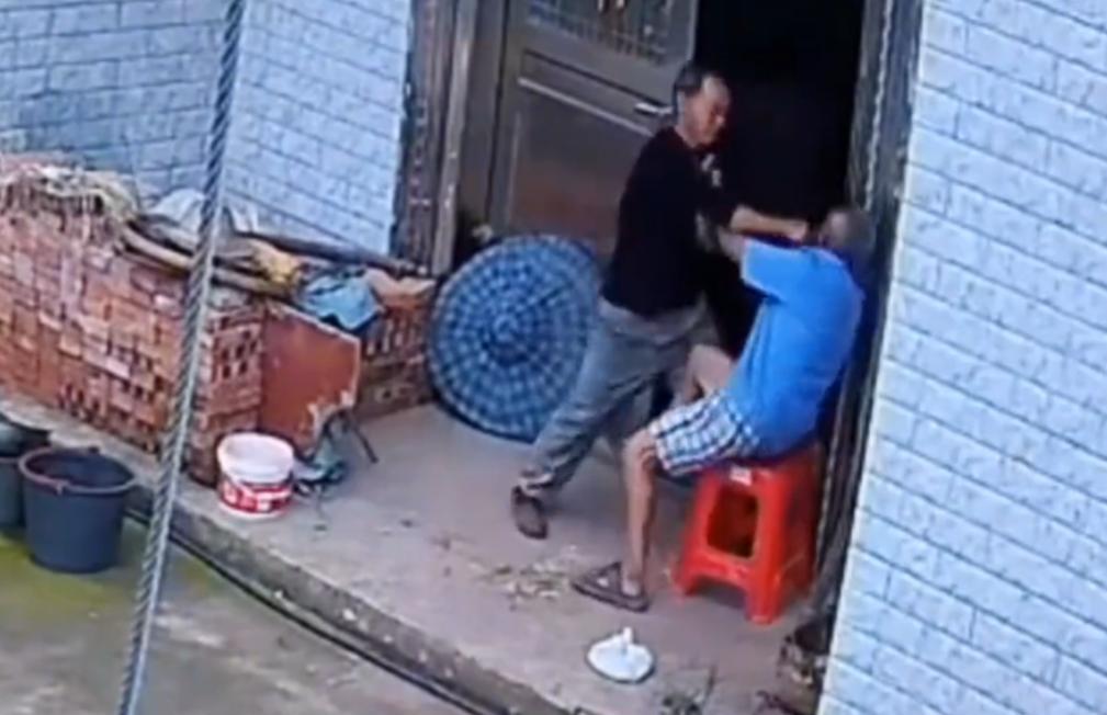 判轻了吗？甘肃榆中，一男子深夜醉酒后回家，和父亲激烈争吵，还一拳将父亲打倒在地，