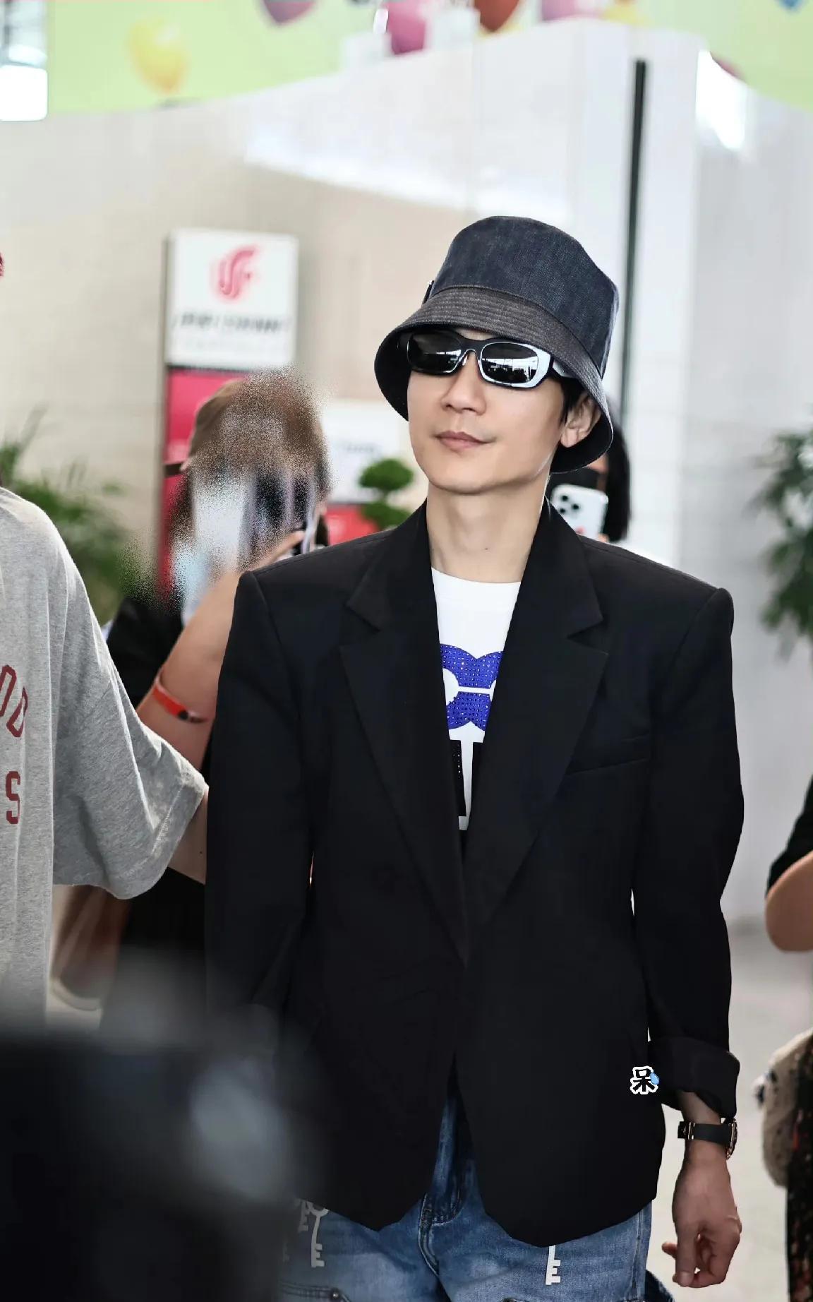 《歌手2025》第三场，陈楚生又出发了。
又换了一套衣服，看上去好像又瘦了很多哦