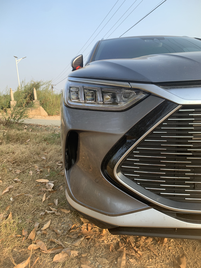 右侧进气装饰板脱落了
新车半个月，不知道右侧进气装饰板什么时候脱落的，没磕没碰。