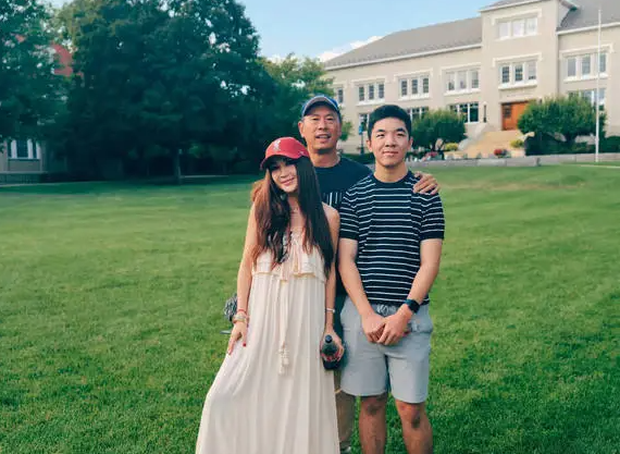 温碧霞晒一家三口合照！与老公何祖光送养子去学校

	近日，温碧霞在社交平台上晒出