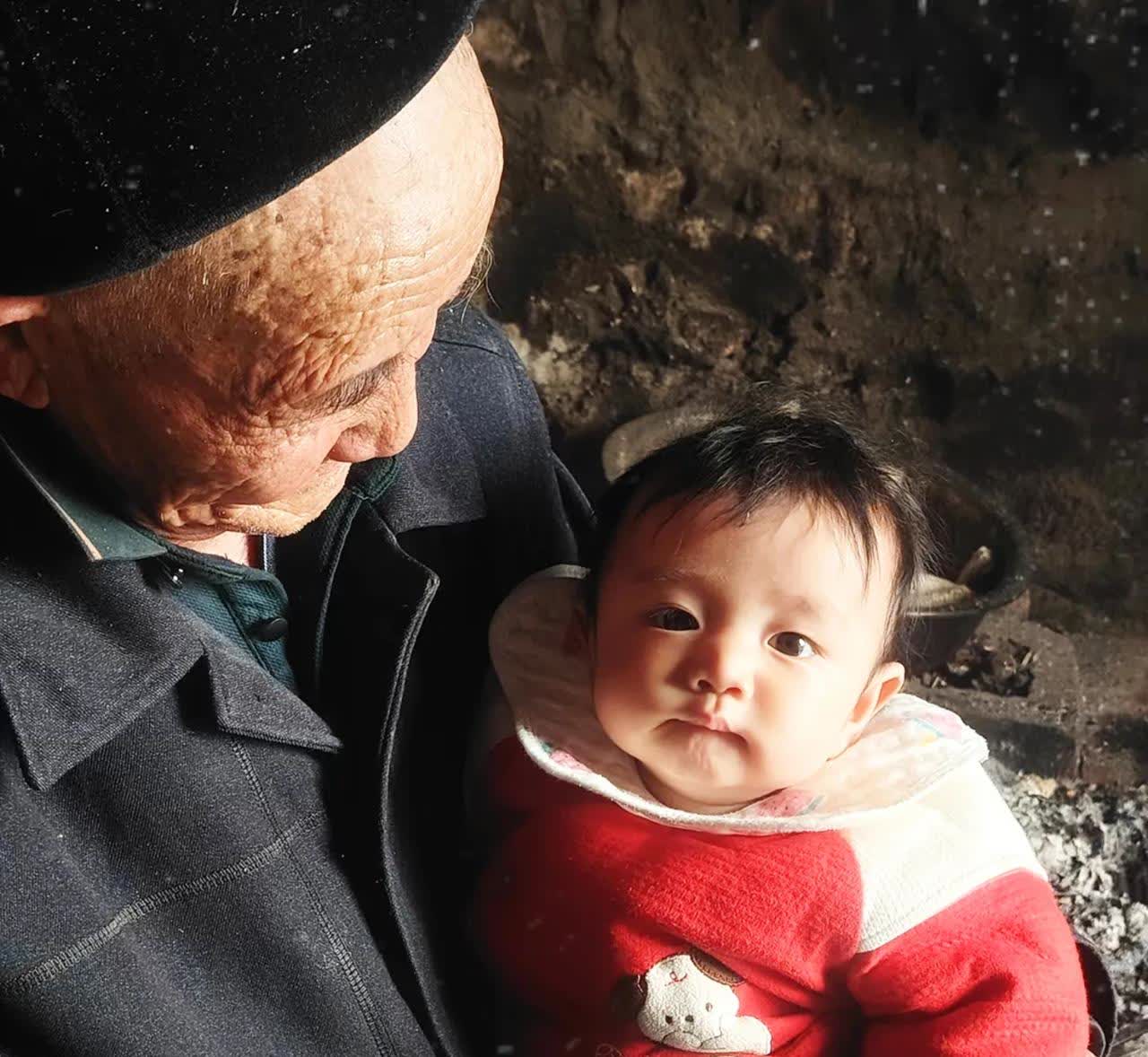 我有一个非常不解的疑问：孙子不跟爷爷姓，就真成“外人”了？

李爷爷因孙子随