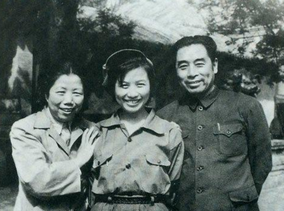 1950年周总理干女儿大婚，场面极为隆重，毛岸英、毛岸青、李敏、李讷都在场，但奇