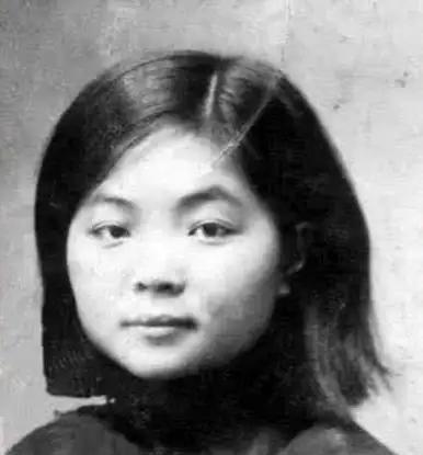 1927年，在一次会议上，上海姑娘王根英收到一张纸条，上面写着：“王根英同志，我