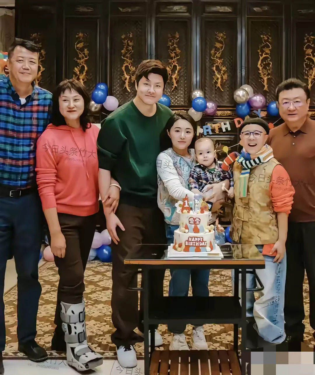 哇，有个超新鲜的娱乐小八卦要分享！王宁和金龟子的亲家在小宝贝一周岁生日宴上首次公