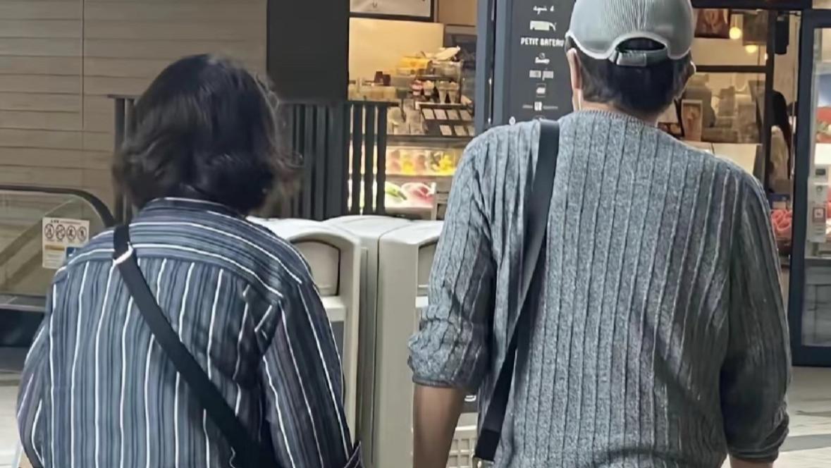 66岁山口百惠最新造型，穿衬衫时髦低调，一旁老公穿针织衫也帅气