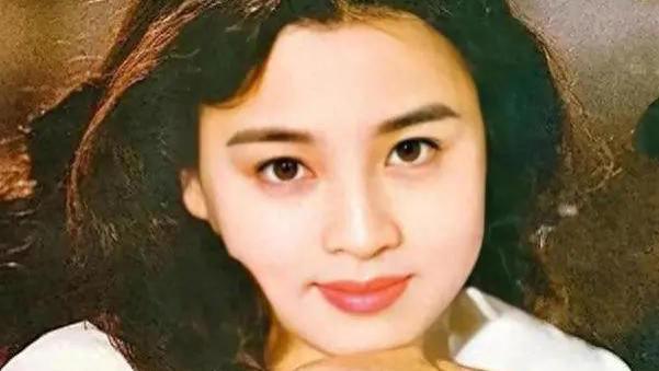 演员赵明明产房被抛弃，独自抚养女儿，风光背后有心酸