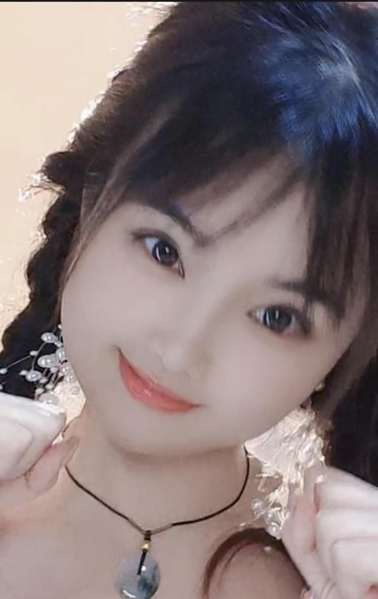 《调皮的小妹》
麻花辫缠着细碎星
笑影在酒窝里  打个转
蹦跳成  春天的轻
翡
