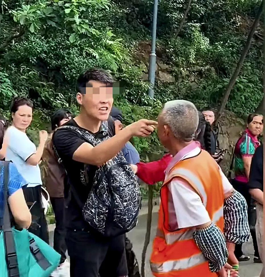 一觉醒人，全贵阳人懵圈了。
搜相关视频画面看:一位胸背双肩花包，腿着露洞黑裤的黑