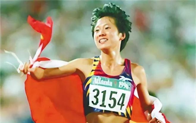 52岁的“东方神鹿”王军霞，退休后移居美国，经历了三段婚姻，育有三个同母异父的孩