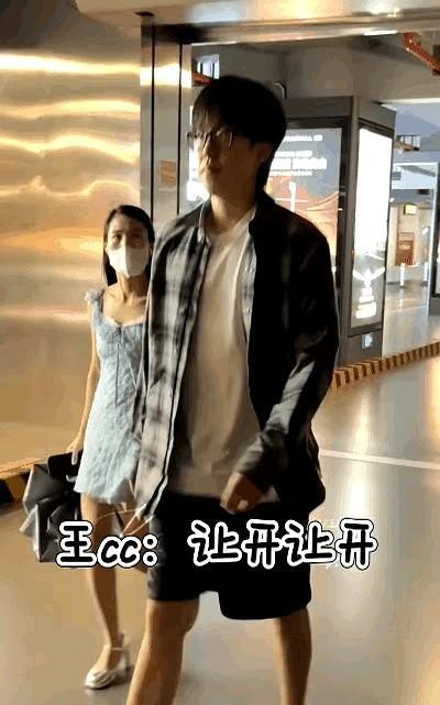“你真敢想啊！”五个字，把一场贴身蹭流量的闹剧钉上热搜。
蓝色大婶贴肩、索微信、