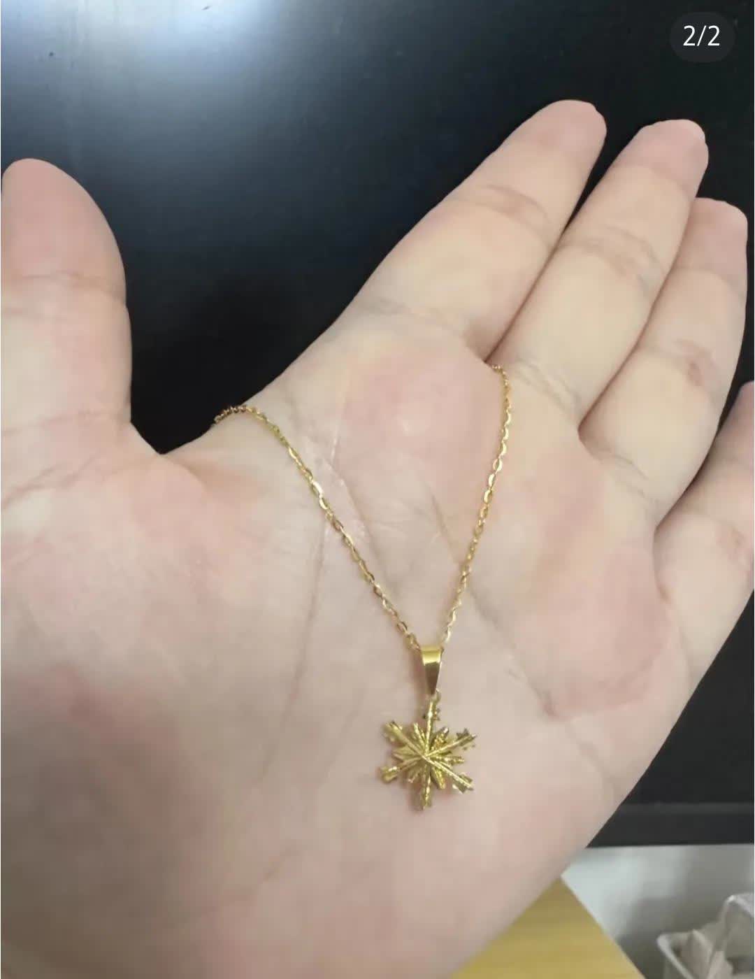 饭桌上听我妈念叨，说那条金项链是闺女买的，将来她不在了还得给闺女。我当时没吭声，