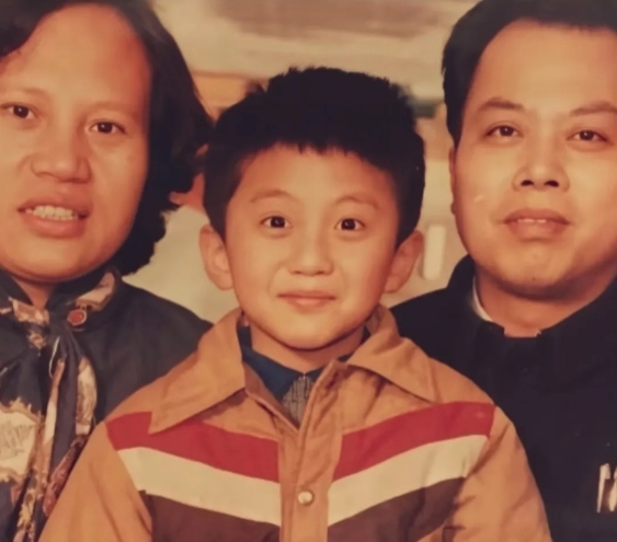 哈哈哈小超跟现在的老超一个模子，他爸妈都很一般 结果他很帅，颜值这玩意真是基因彩