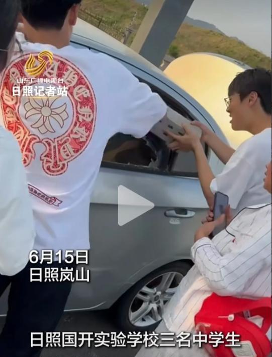 这三个年轻人火了！山东日照，三名男生在中考后，相约去球场打球，路上突然听到路边一