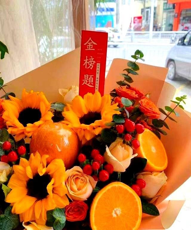 婆婆到儿子家看望即将高考的孙子，被儿媳拒之门外。
楼道里脚步声噔噔响，婆婆提着两