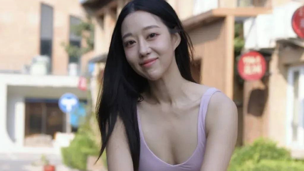 穿白色瑜伽裤的时尚女生YYDS