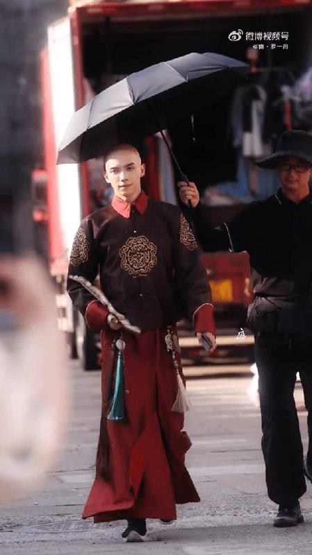 罗一舟阿哥路透把我蛊到了！！！
清装造型自带贵气感，刺绣袍褂+红裳配色，把「矜贵
