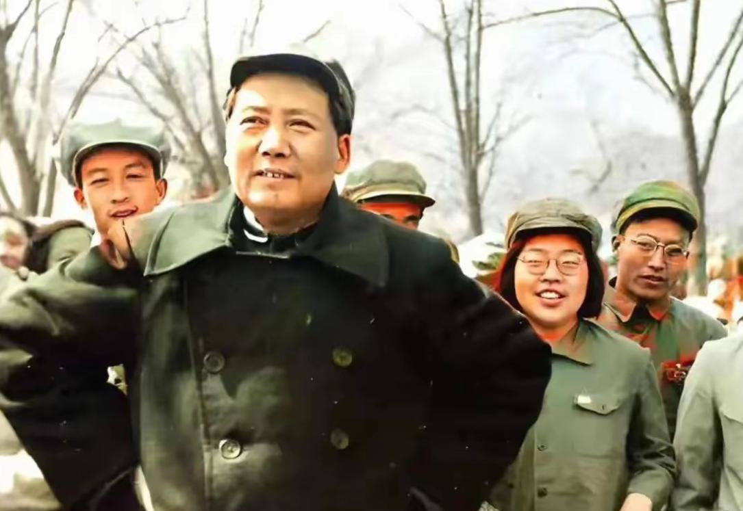 毛主席这气质，哪里一站，是任何演员塑不出来的。
他那个笑，是让人记得住的那种。