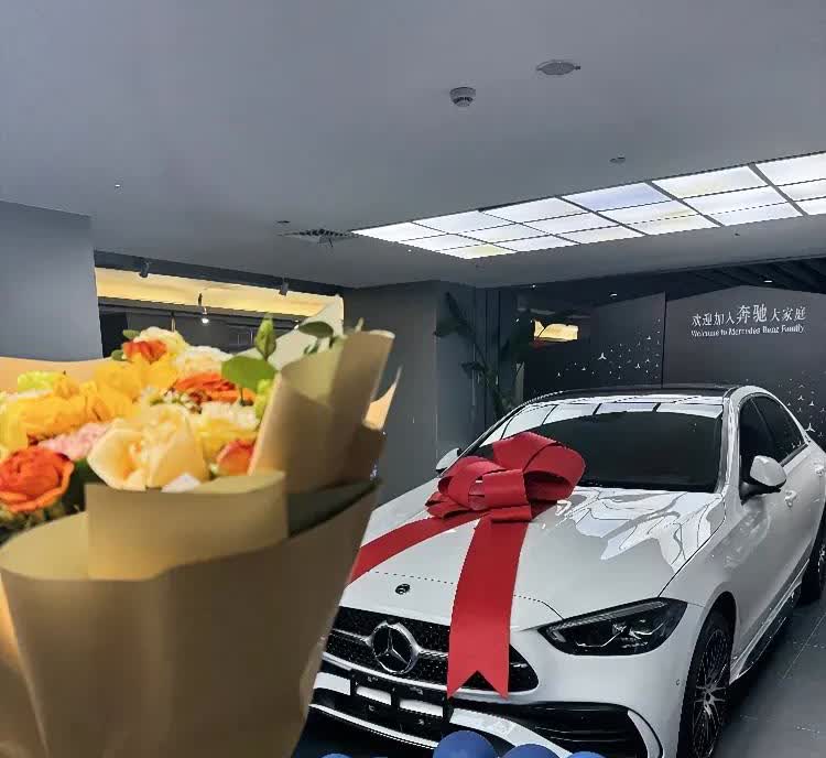 “开什么车，会决定你在社会上是什么身份。”

昨天，一个朋友提了辆Benz。