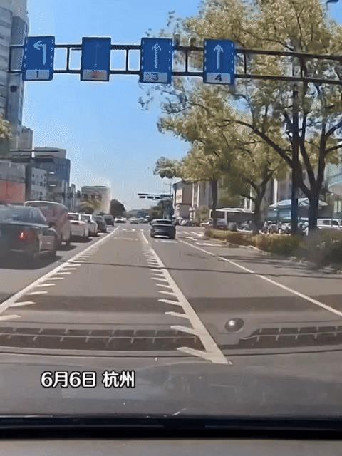 小美女啊！只长身材，不长脑子，车缝中鬼探头跑步斜插，还根本不看过往车辆，被撞飞后