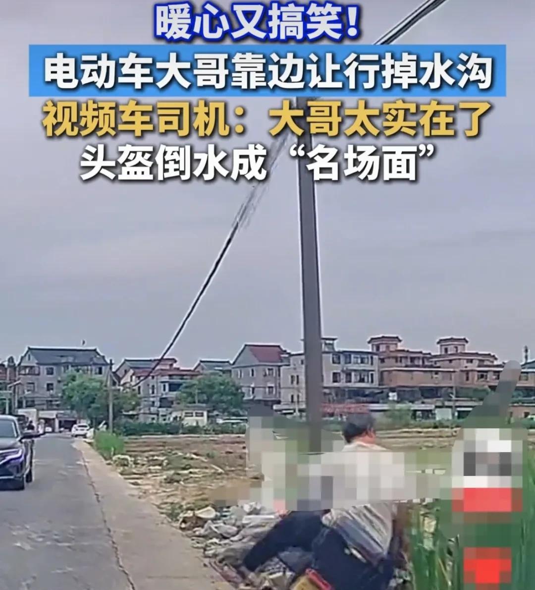 浙江杭州，男子骑着电动车，行驶在拥挤又狭窄的马路上。当他看到后面有车驶来，便赶紧