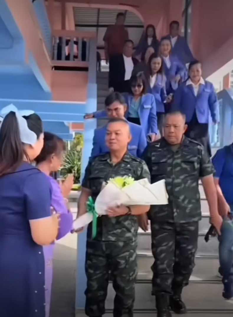 泰国军人终于找准自己的定位了！
泰国和柬埔寨的冲突已经持续一周时间了，泰国在战场