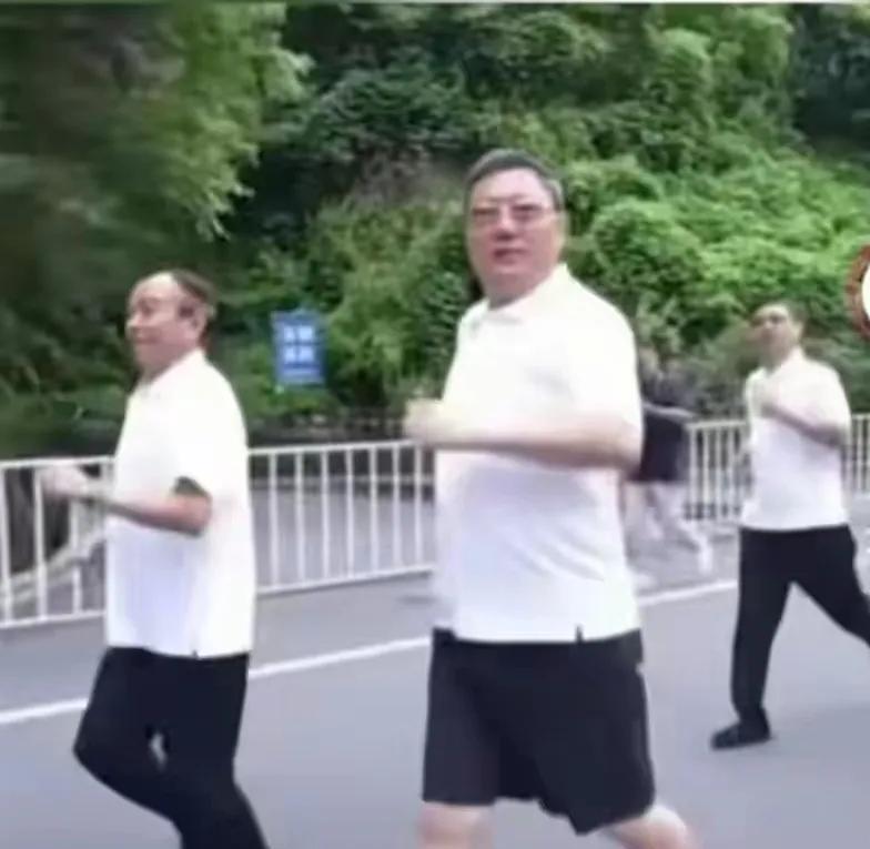 跑步视频曾获留言超11万条引热议，现在这个人下马跑不成了
他曾经领跑了全长约5公