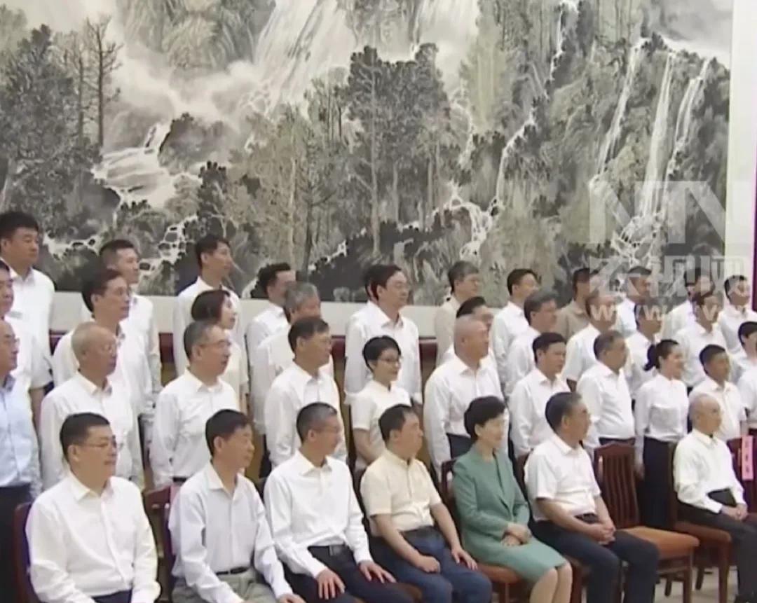 向他们致敬
罕见！各行各业，群英荟萃，济济一堂。
这是正在北戴河休假的专家们，可