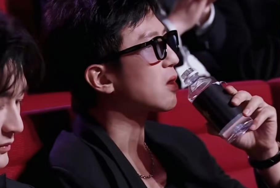 邓超是不是在男团进修过
这个喝水直拍 堪比韩团了！！！
奖励我一部霸总好不好啊