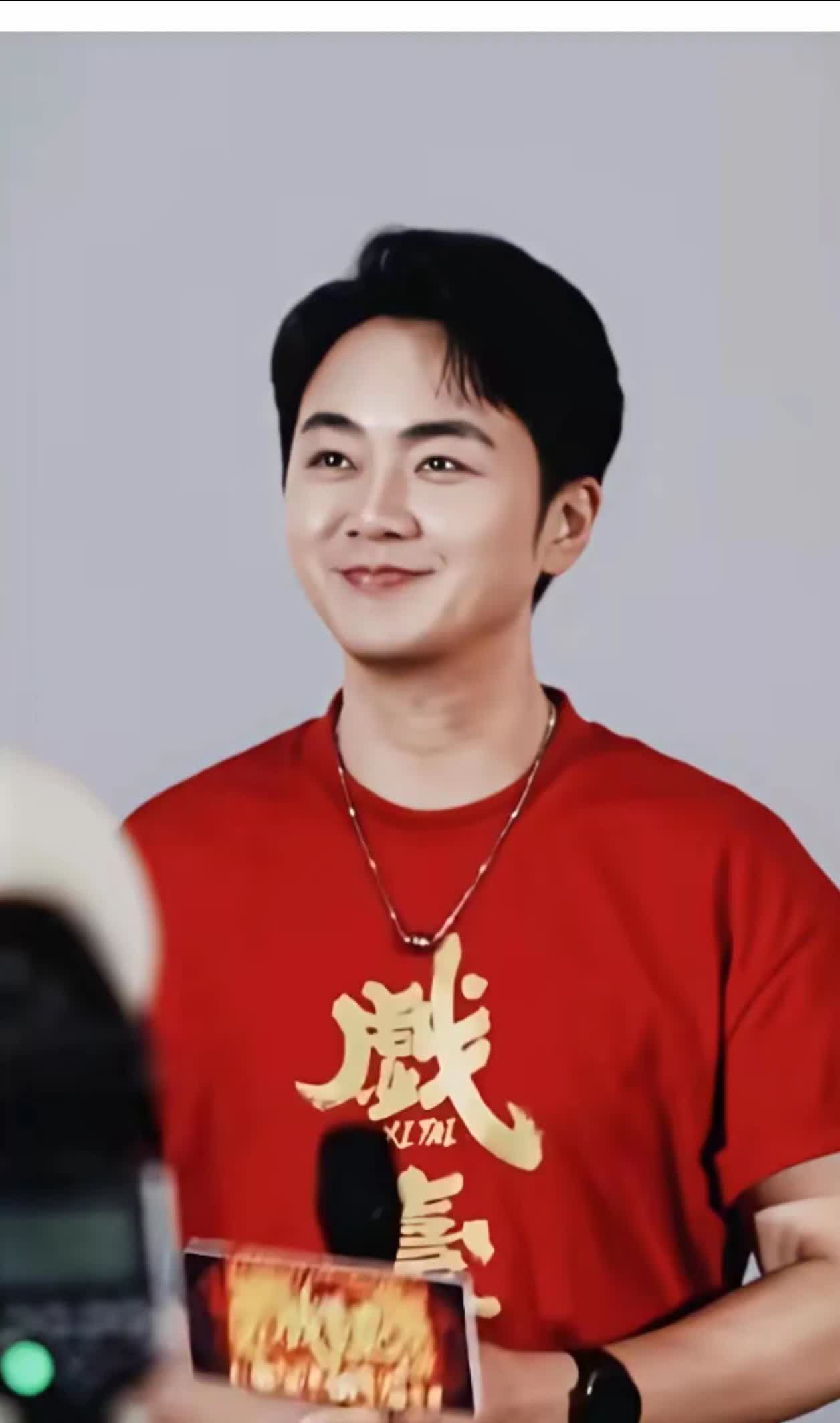 余少群，这次因为出演陈佩斯的电影《戏台》而出名，多年前他也出演过陈凯歌的电影《梅