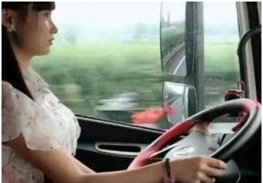 舆论一边倒！燃油车得罪了谁？
随着新能源车的兴起，不少人为之高唱赞歌，其中最荒谬