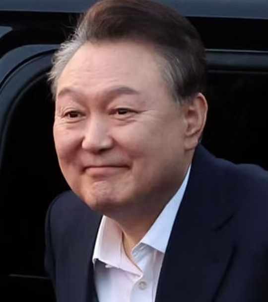 尹锡悦出来的很突然，甚至有些莫名其妙。

一些人认为是美国出手了，毕竟尹锡悦是美