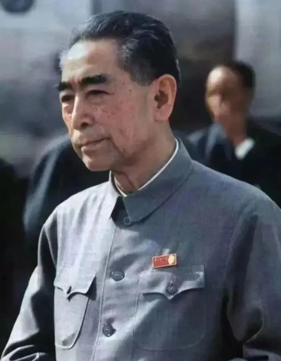 #相册里的珍藏照片# #缅怀敬爱的周总理# 
人民的总理爱人民，人民的总理人民爱
